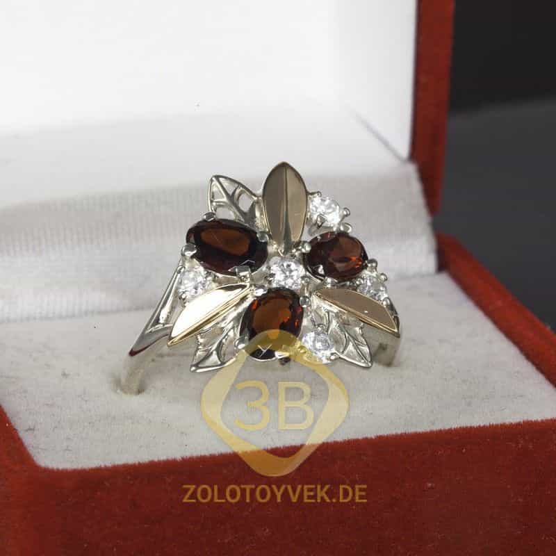 Серебряное кольцо со вставками золота, гранатом и фианитами,  покрытие родий