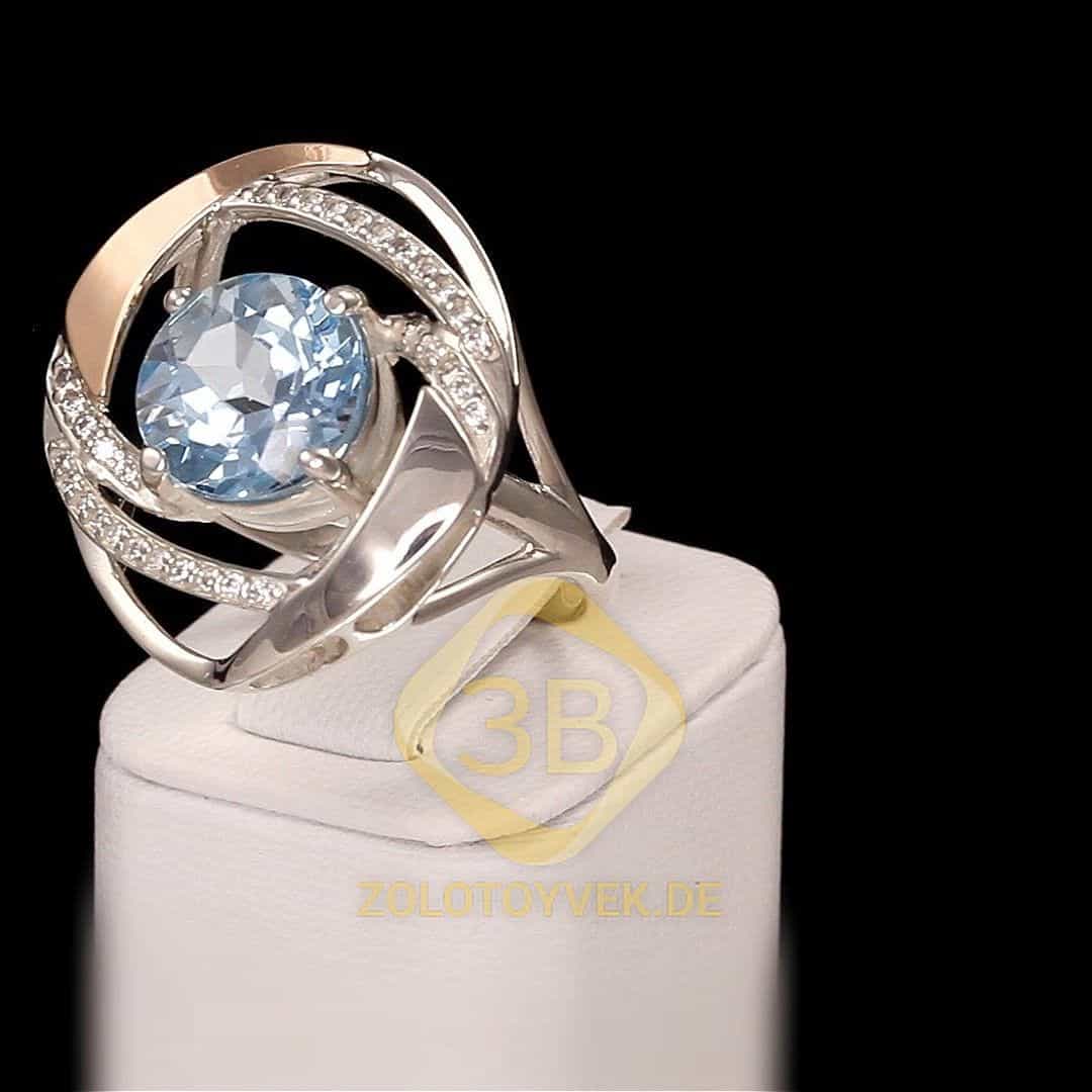 Серебряное кольцо со вставками золота, голубым топазом и фианитами, покрытие родий
