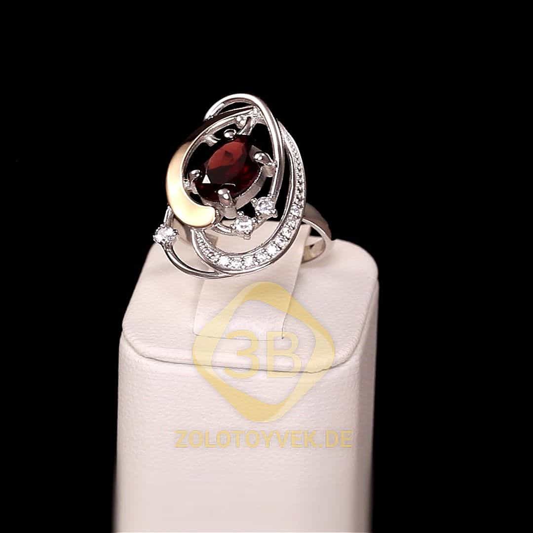 Серебряное кольцо со вставками золота, гранатом и фианитами, покрытие родий