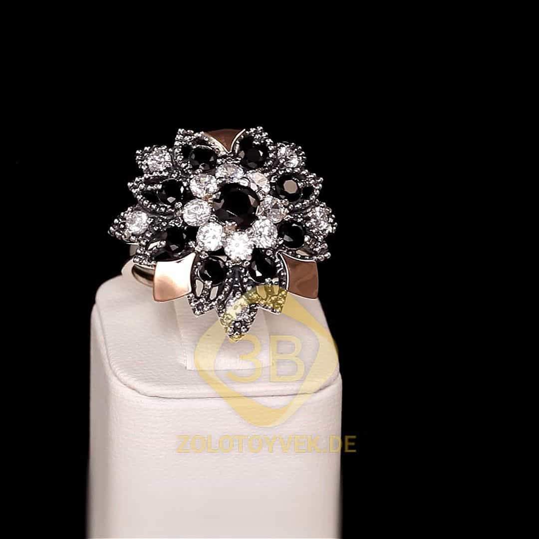 Серебряное кольцо со вставками золота, белыми и черными бриллианитами, покрытие родий