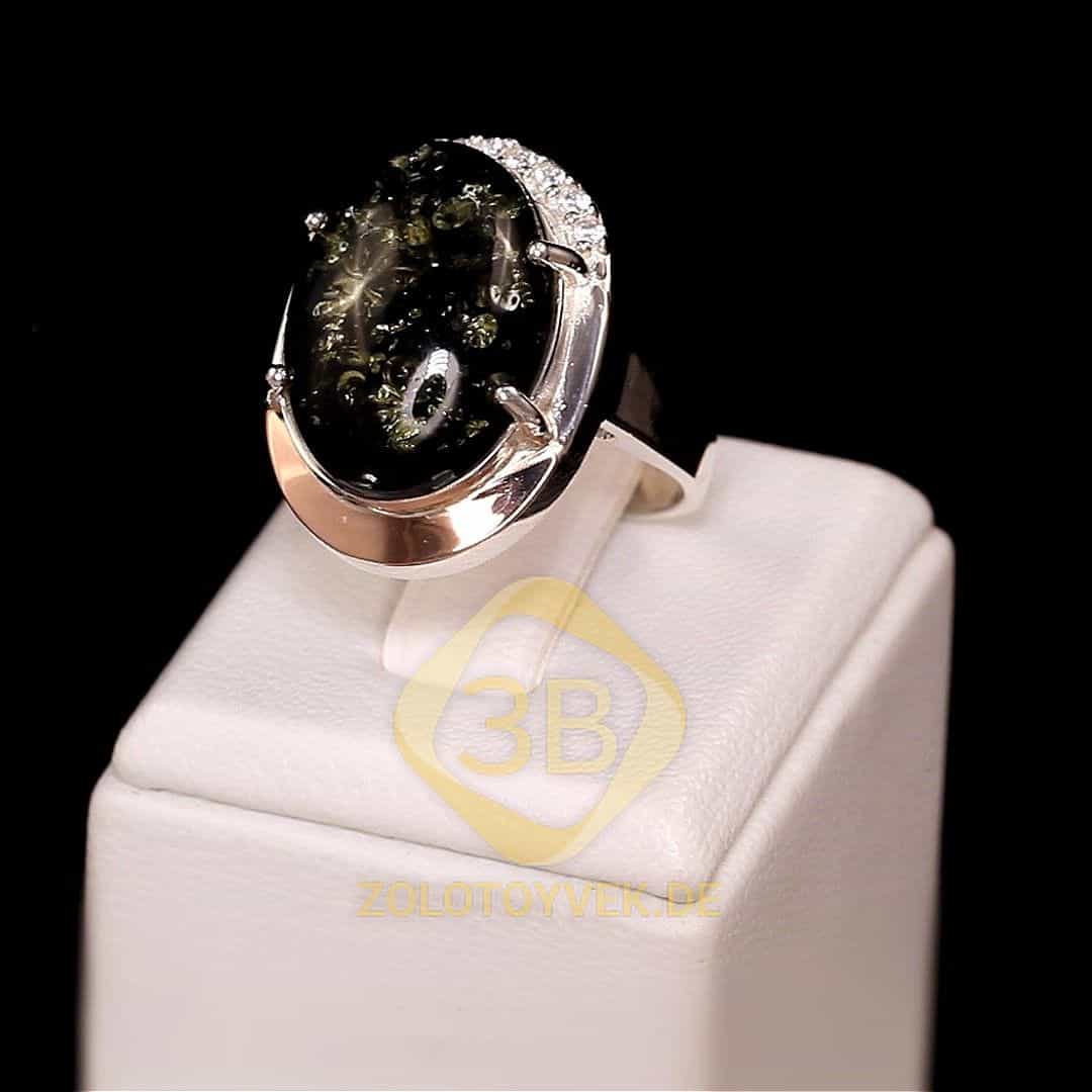 Серебряное кольцо со вставками золота, им. зеленым янтарем и фианитами, покрытие родий