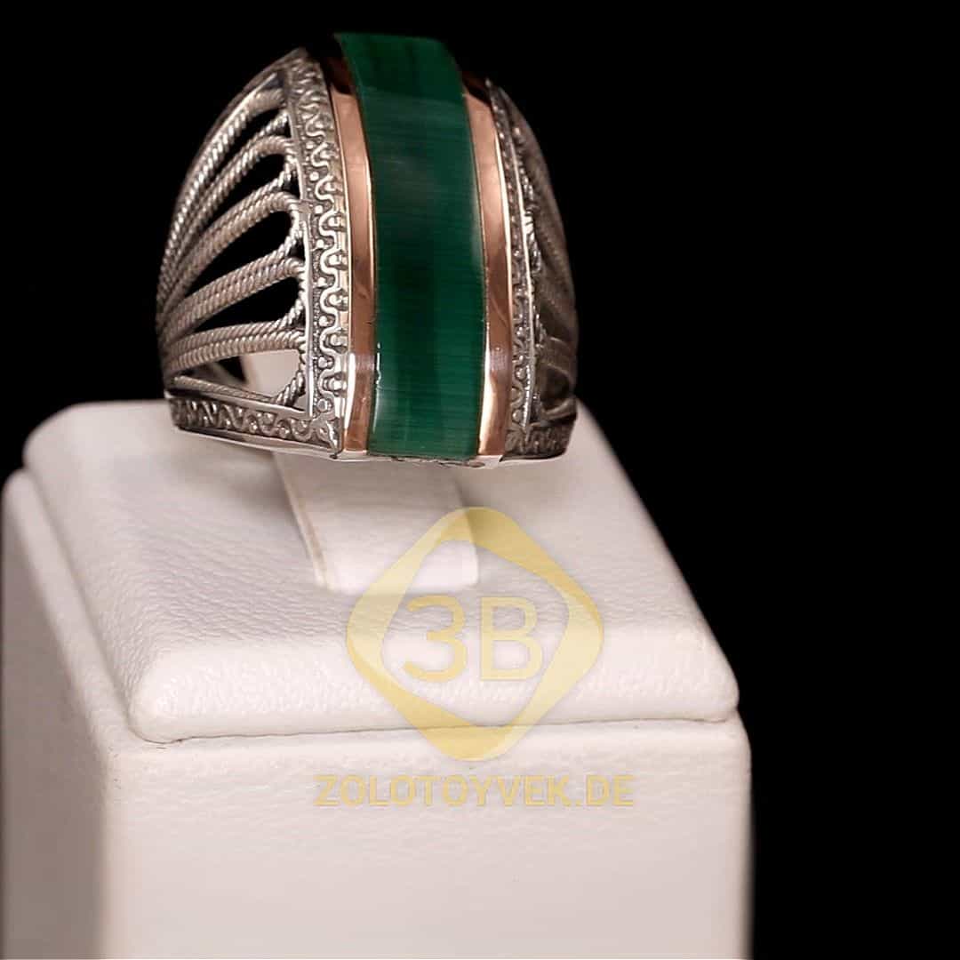 Серебряное кольцо со вставками золота и зеленым улекситом, покрытие родий