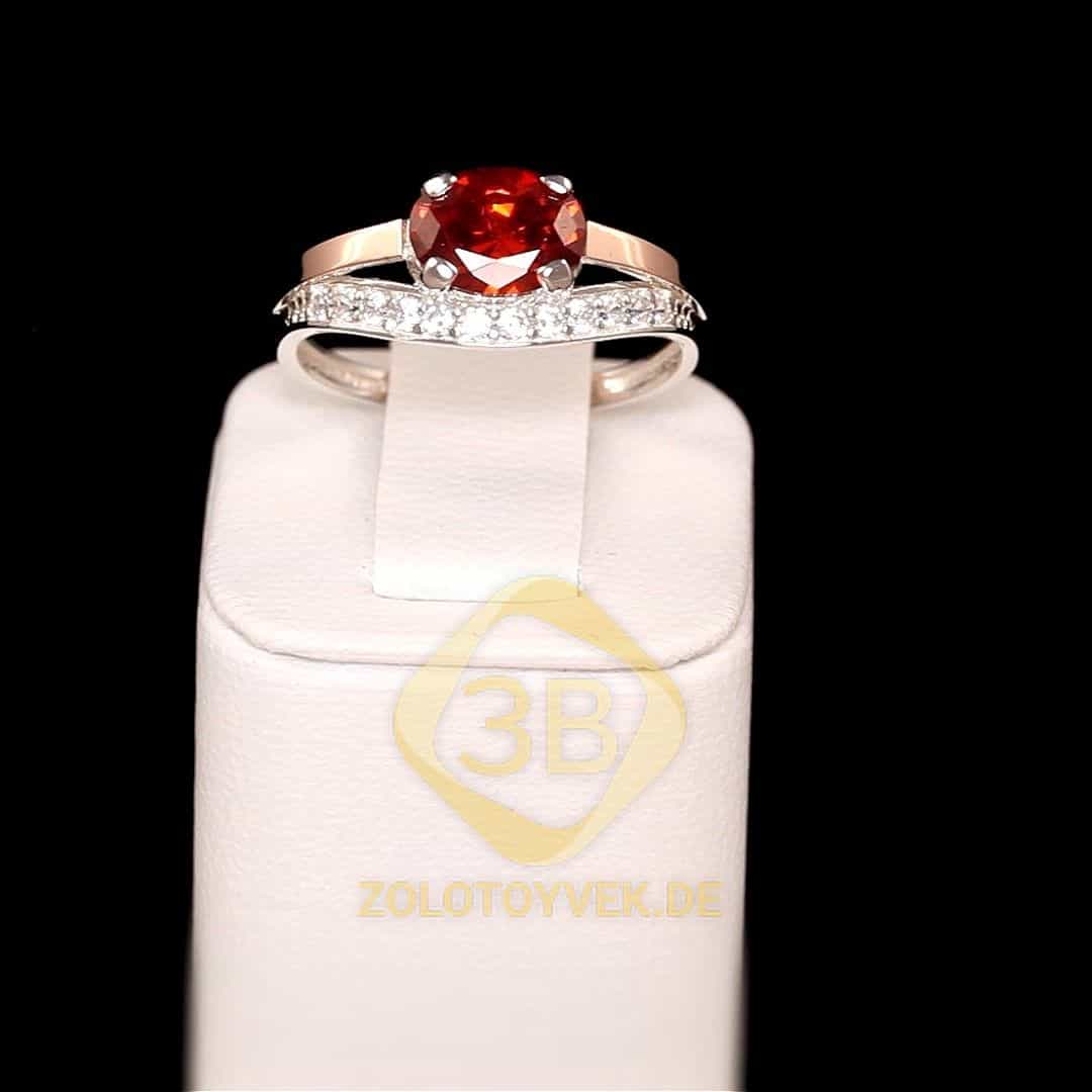Серебряное кольцо со вставками золота, рубиновым бриллианитом и фианитами, покрытие родий