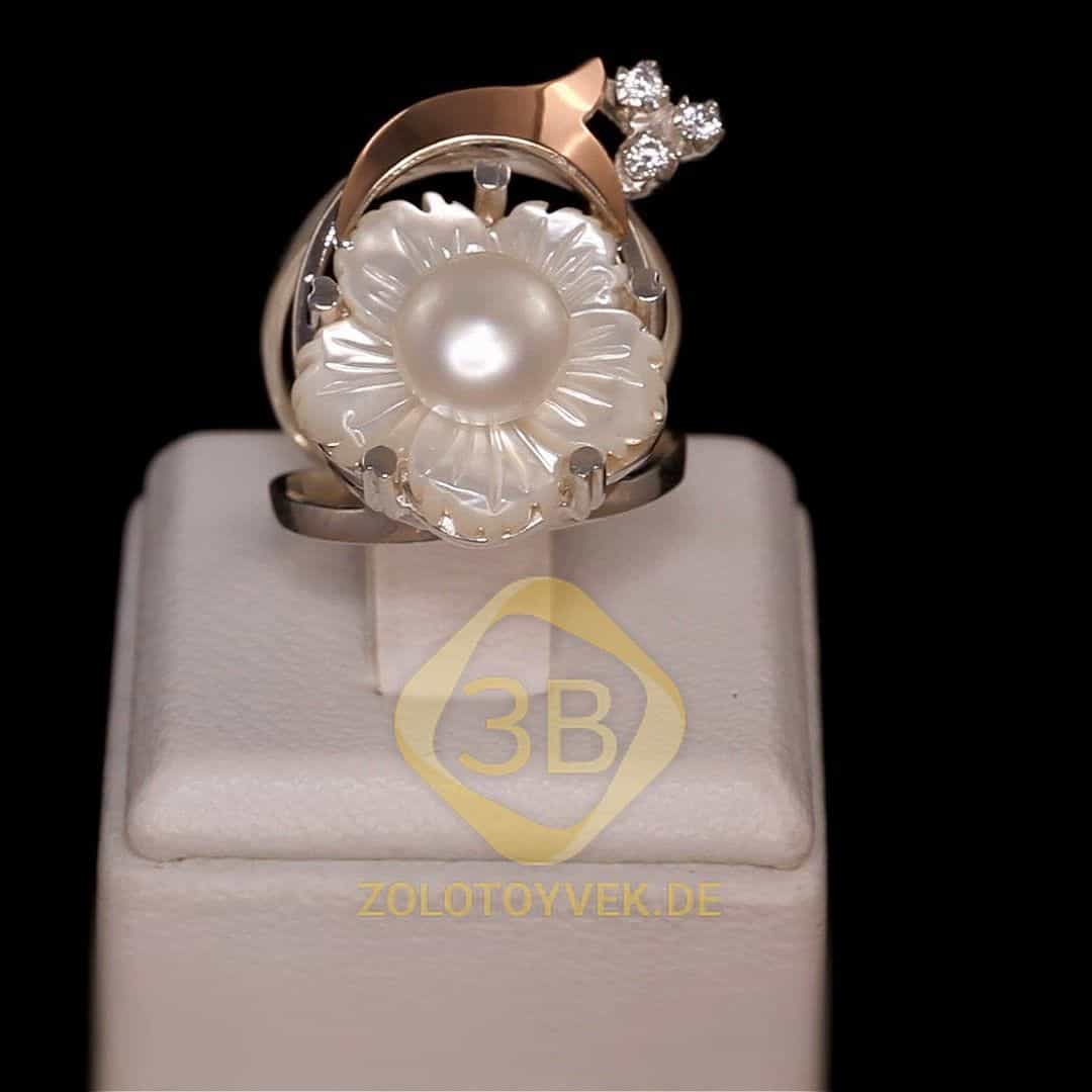 Серебряное кольцо со вставками золота, белым культивированным жемчугом, перламутром и фианитами