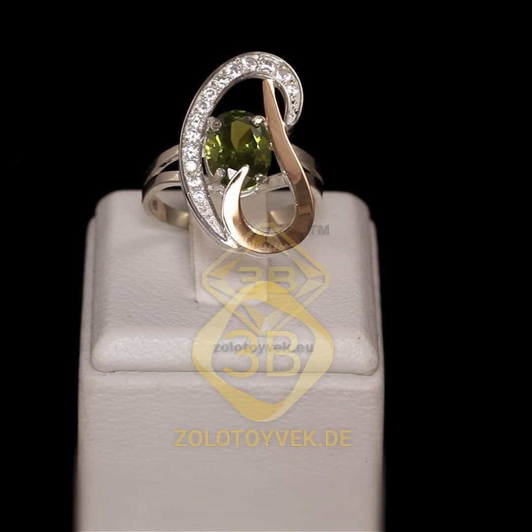 Серебряное кольцо со вставками золота, хризолитовым бриллианитом и фианитами