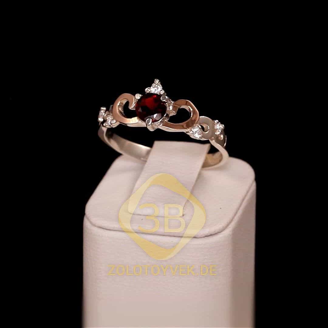 Серебряное кольцо со вставками золота, гранатом и фианитами