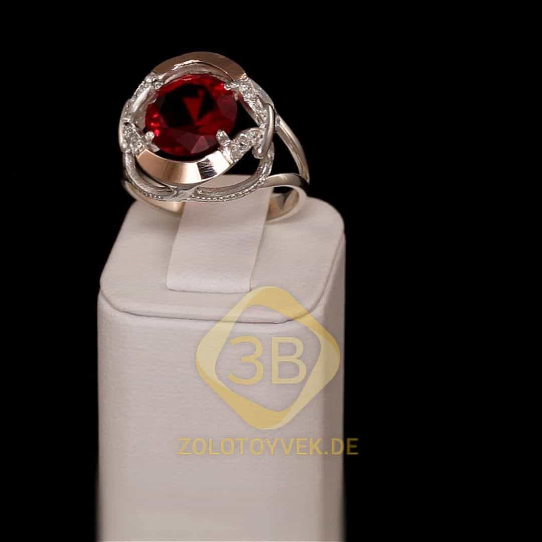 Серебряное кольцо со вставками золота, рубиновым бриллианитом и фианитами