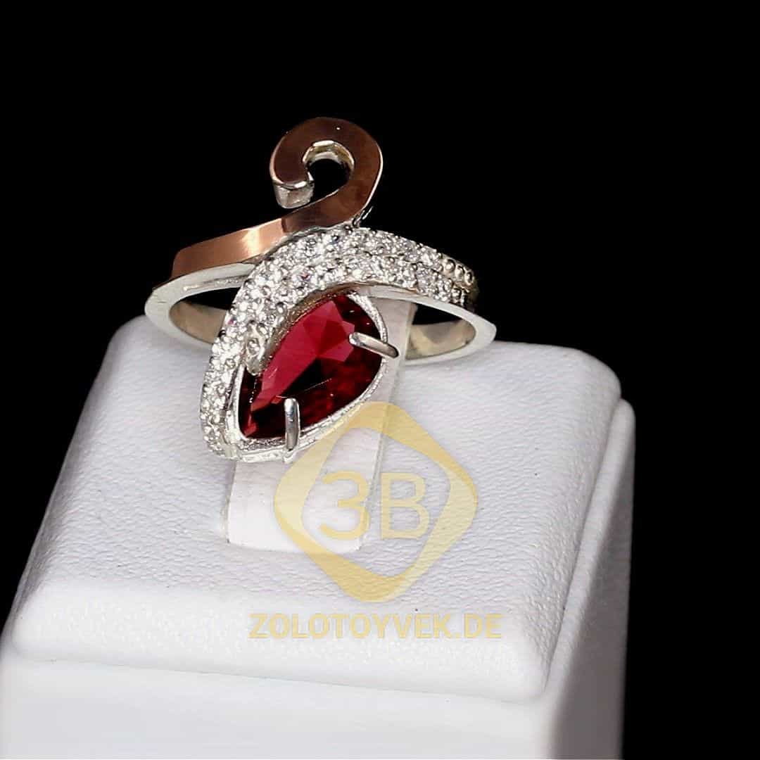 Серебряное кольцо со вставками золота, рубиновым бриллианитом и фианитами