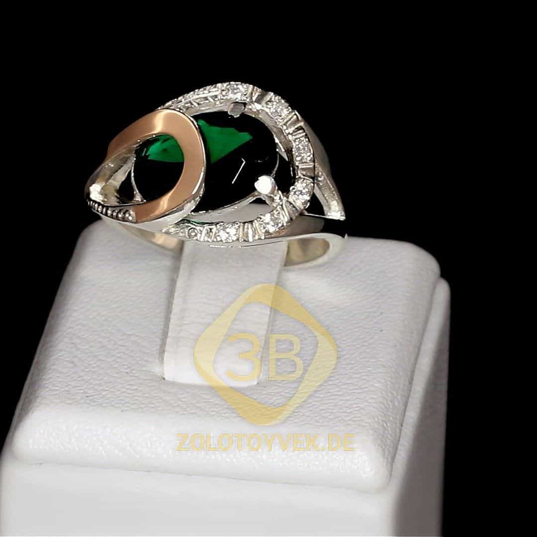 Серебряное кольцо со вставками золота, изумрудный бриллианитом и фианитами