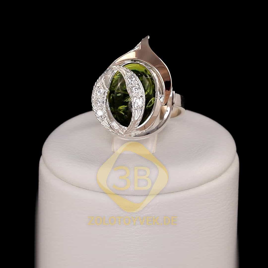 Серебряное кольцо со вставками золота, им. зеленым янтарем и фианитами, покрытие Родий