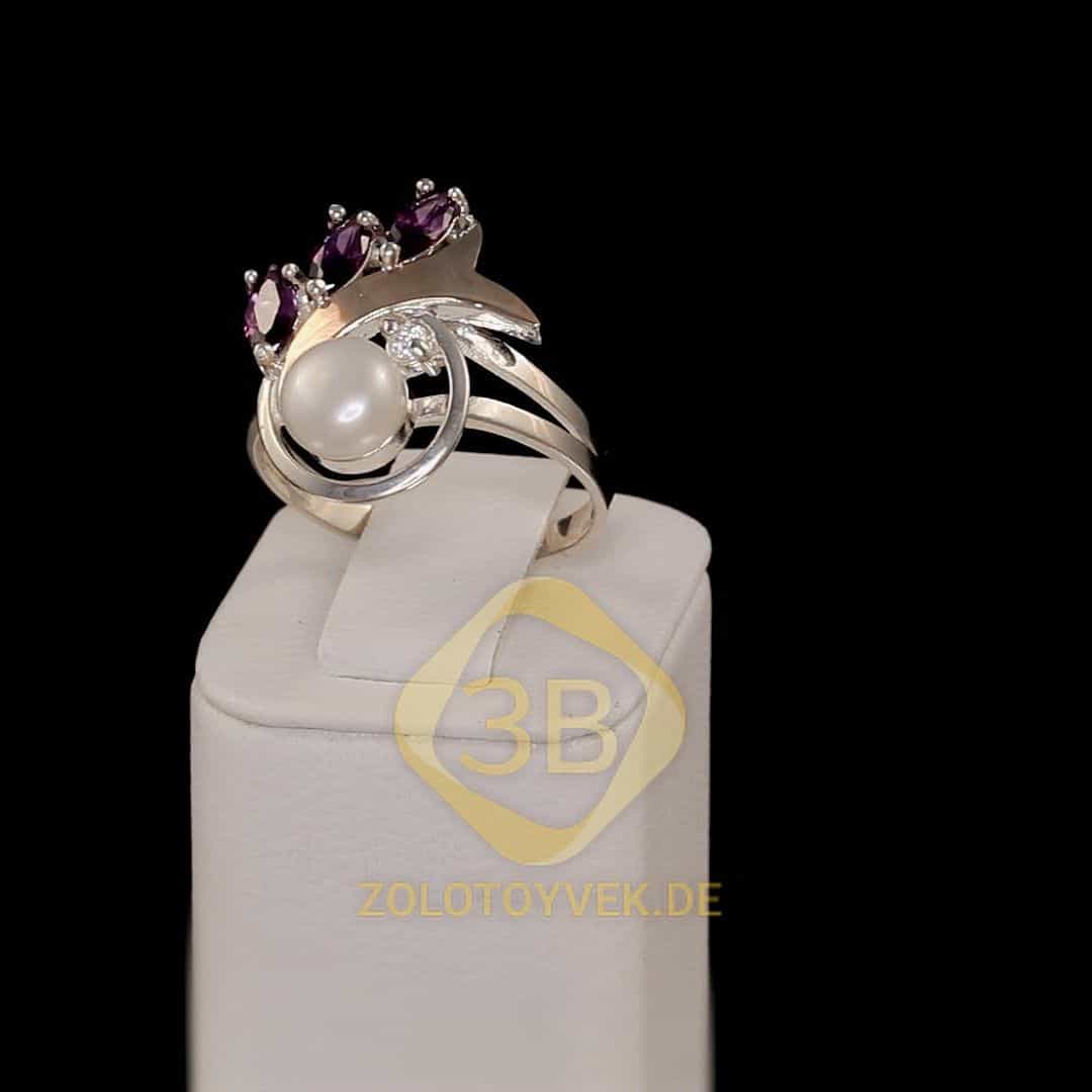 Серебряное кольцо со вставками золота, культивированным жемчугом, аметистовым бриллианитом и фианита