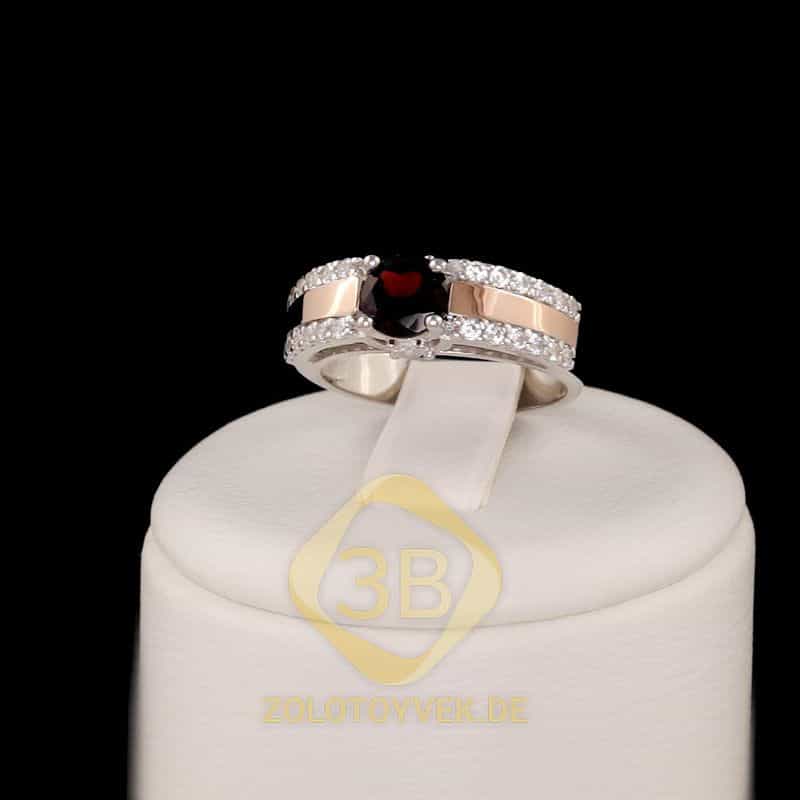 Серебряное кольцо со вставками золота, гранатом и фианитами, покрытие Родий