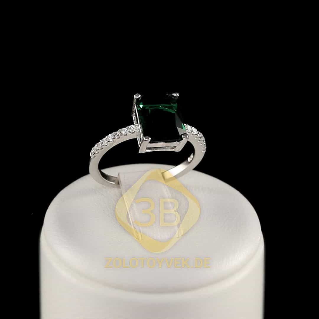 Кольцо из серебра с зеленой шпинелью и фианитами