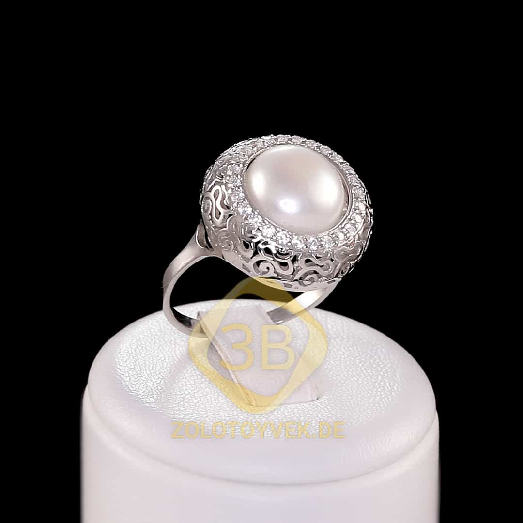 Серебряное кольцо с жемчугом, фианитами и ажурной резьбой