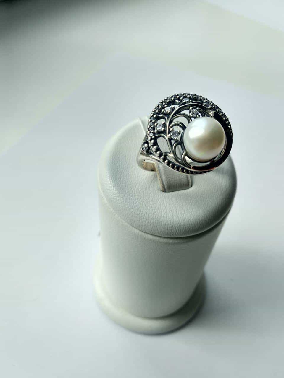 Кольцо из черненого серебра с жемчугом с фианитами