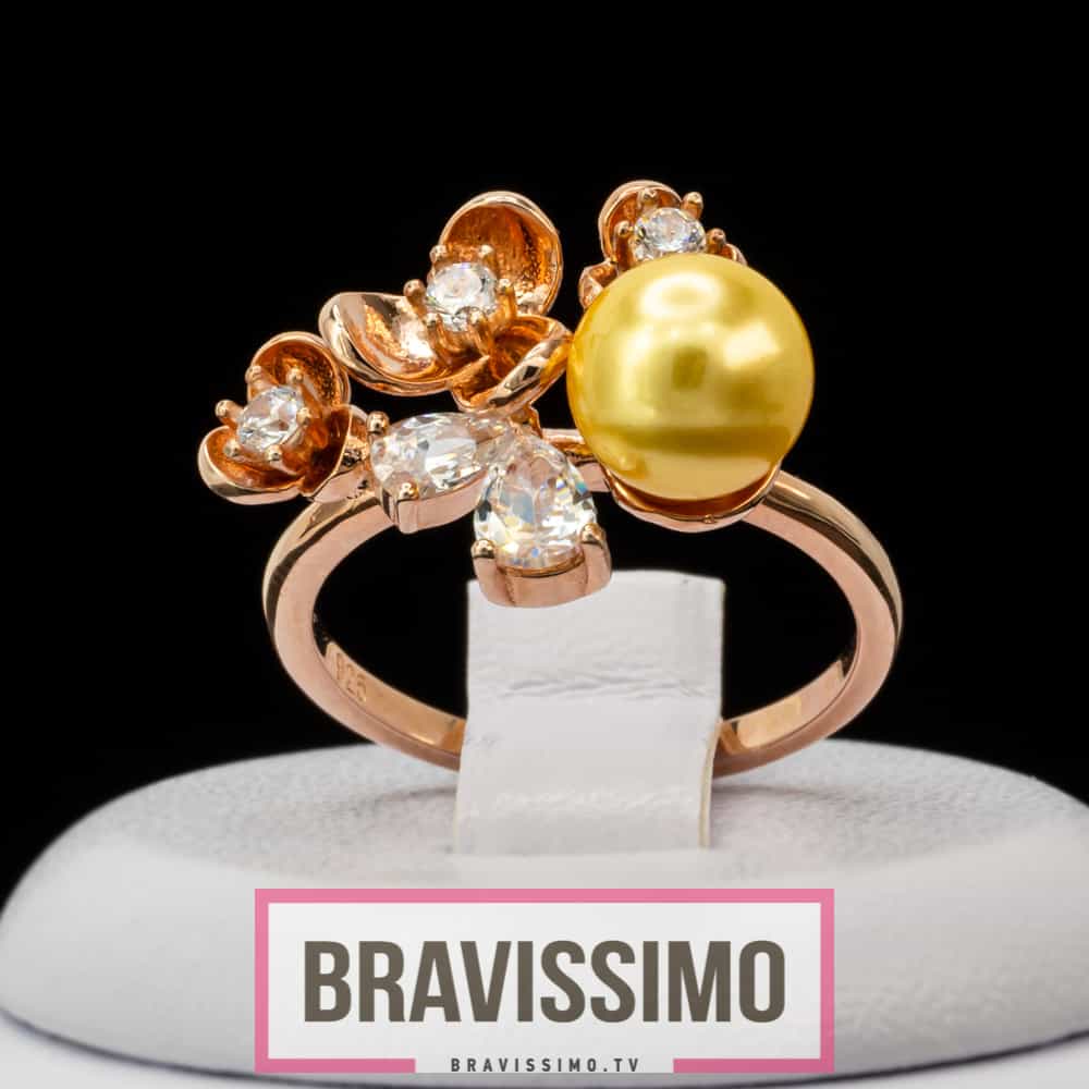 Серебряное кольцо с жемчугом и бриллианитами, золотое покрытие