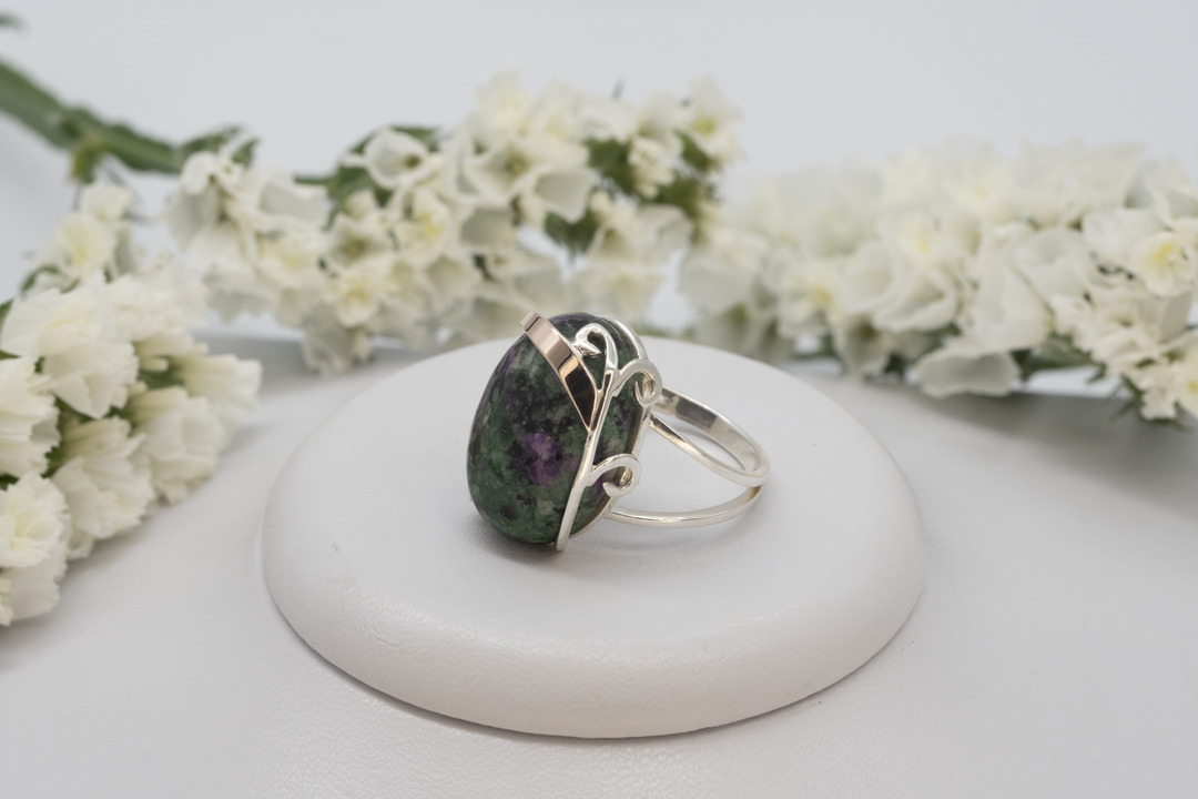 Серебряное кольцо с золотом и рубиновым цоизитом