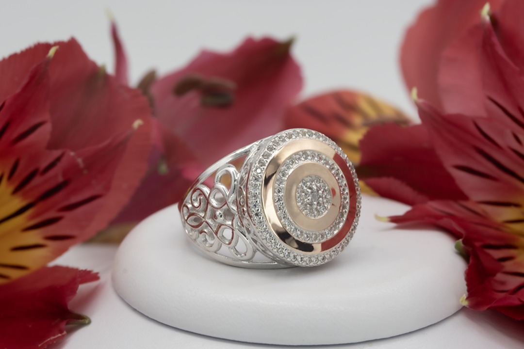 Серебряное кольцо с золотом и фианитами