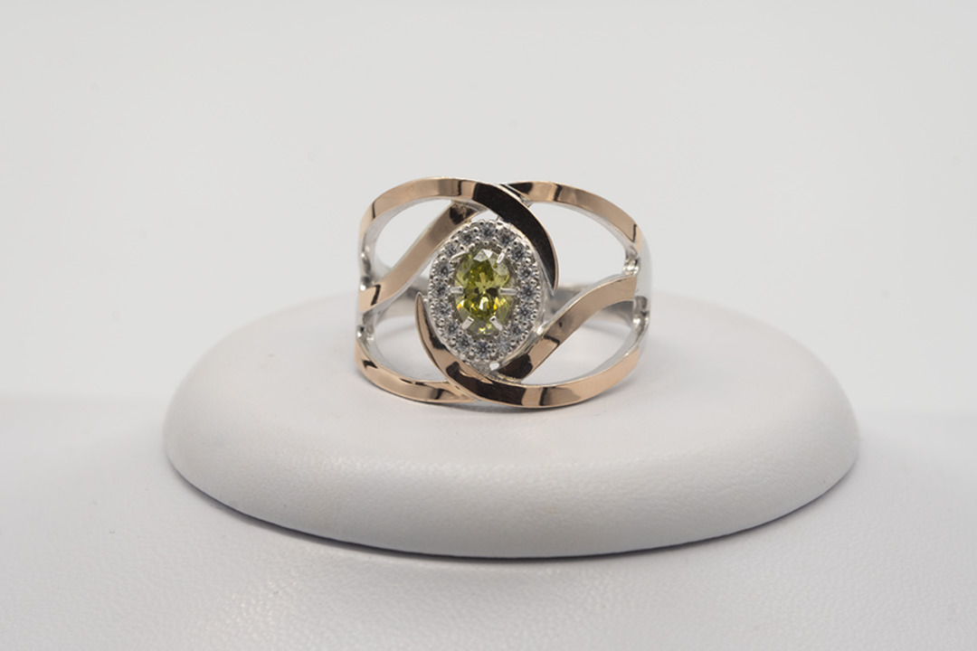 Серебряное кольцо с золотом, оливином и фианитами