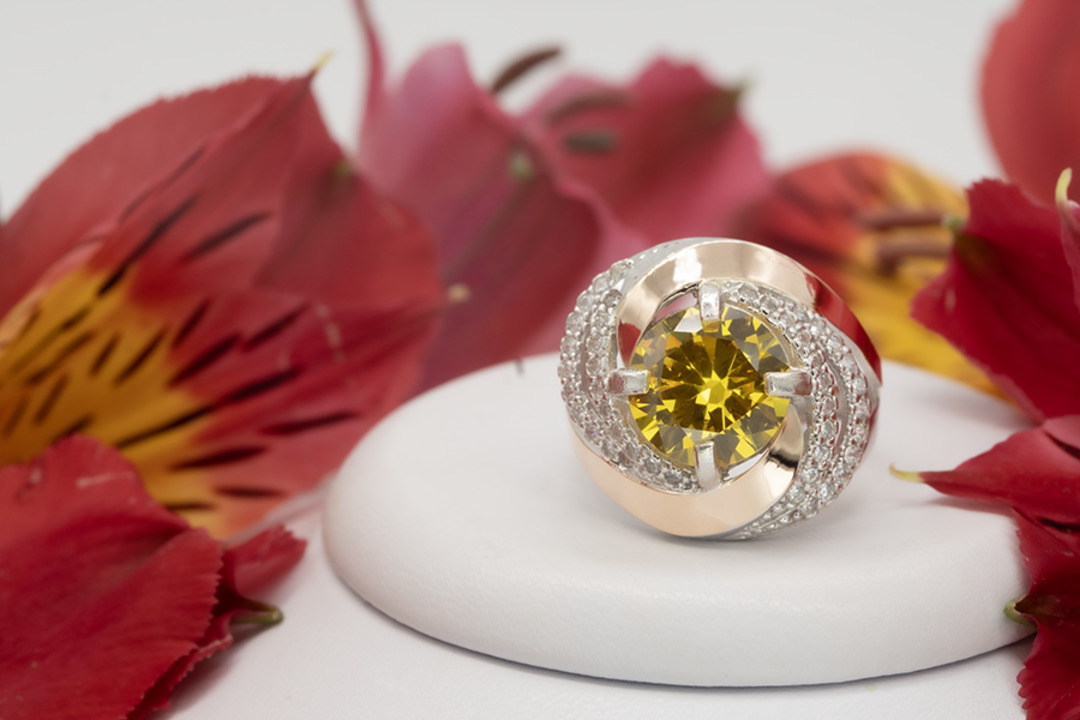 Серебряное кольцо с золотом,желтым сапфиром и фианитами