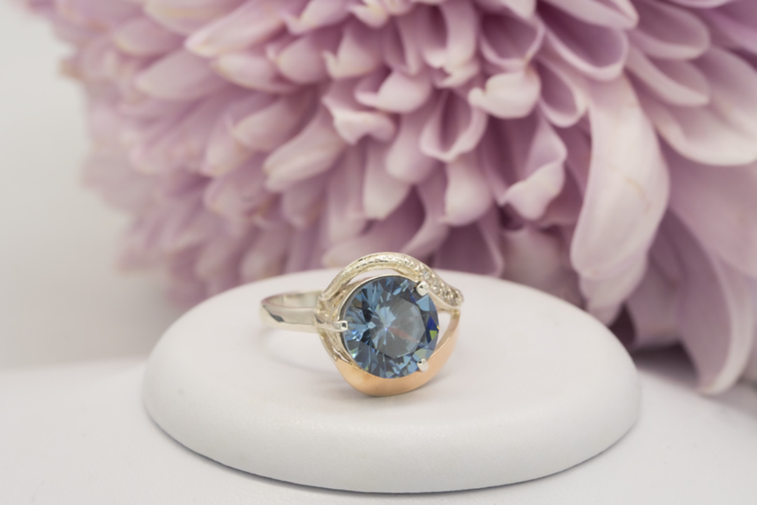 Серебряное кольцо с золотом, London Blue топазом и фианитами