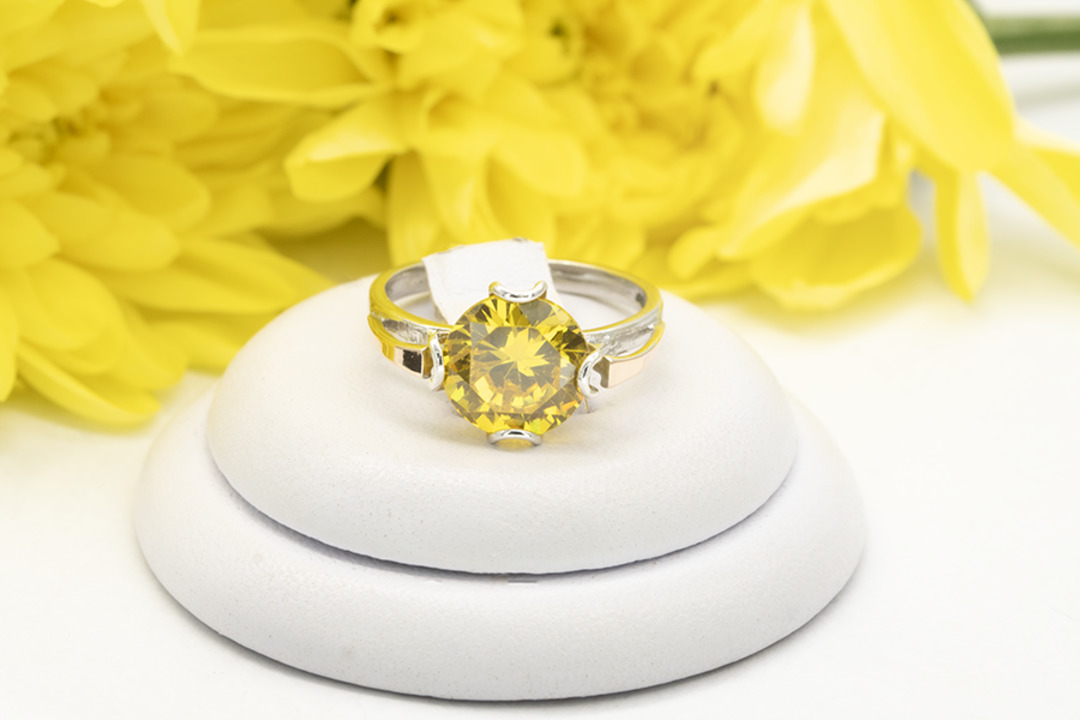 Серебряное кольцо с золотом и желтым сапфиром