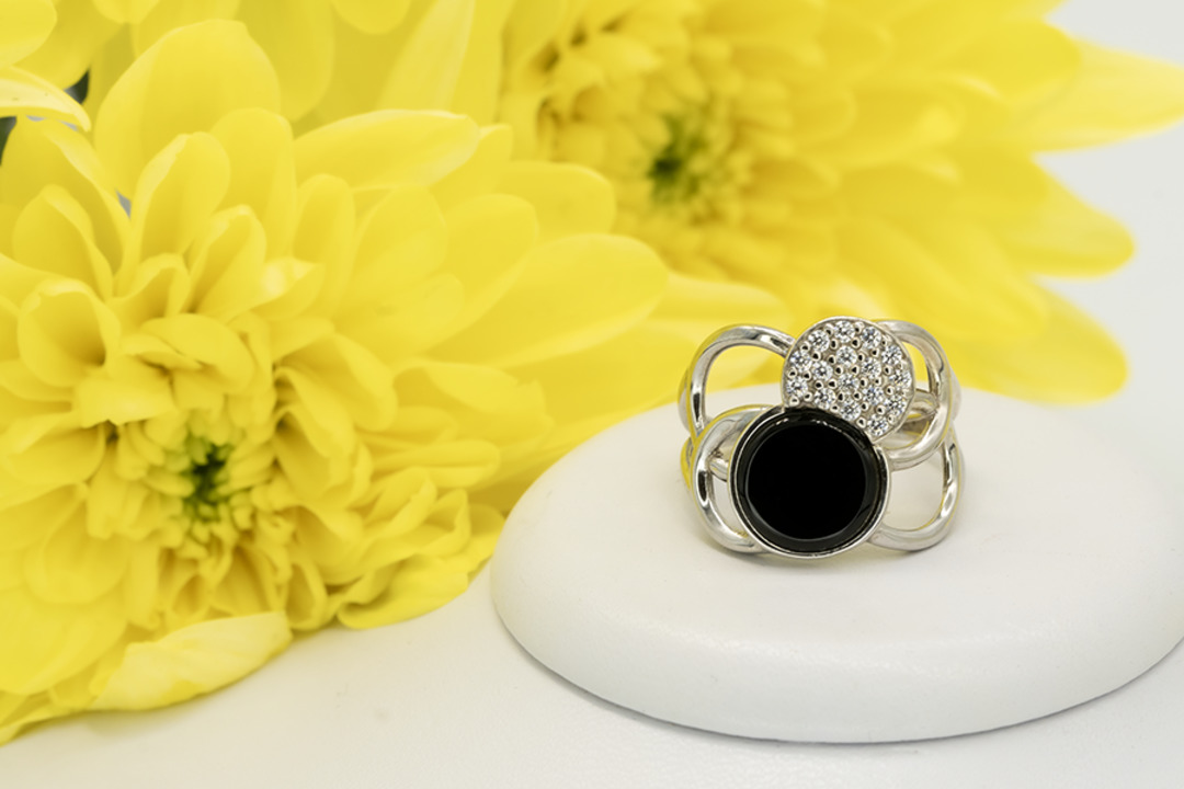 Серебряное кольцо с золотом, ониксом и фианитами