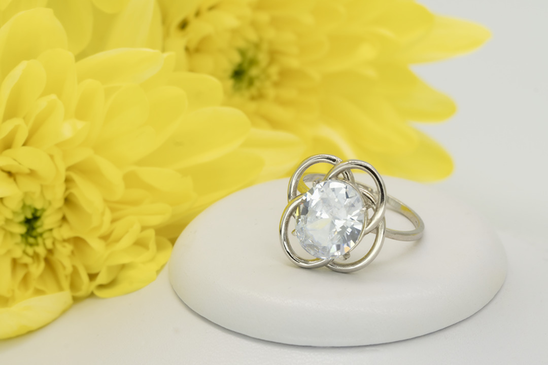Серебряное кольцо  с бриллианитом