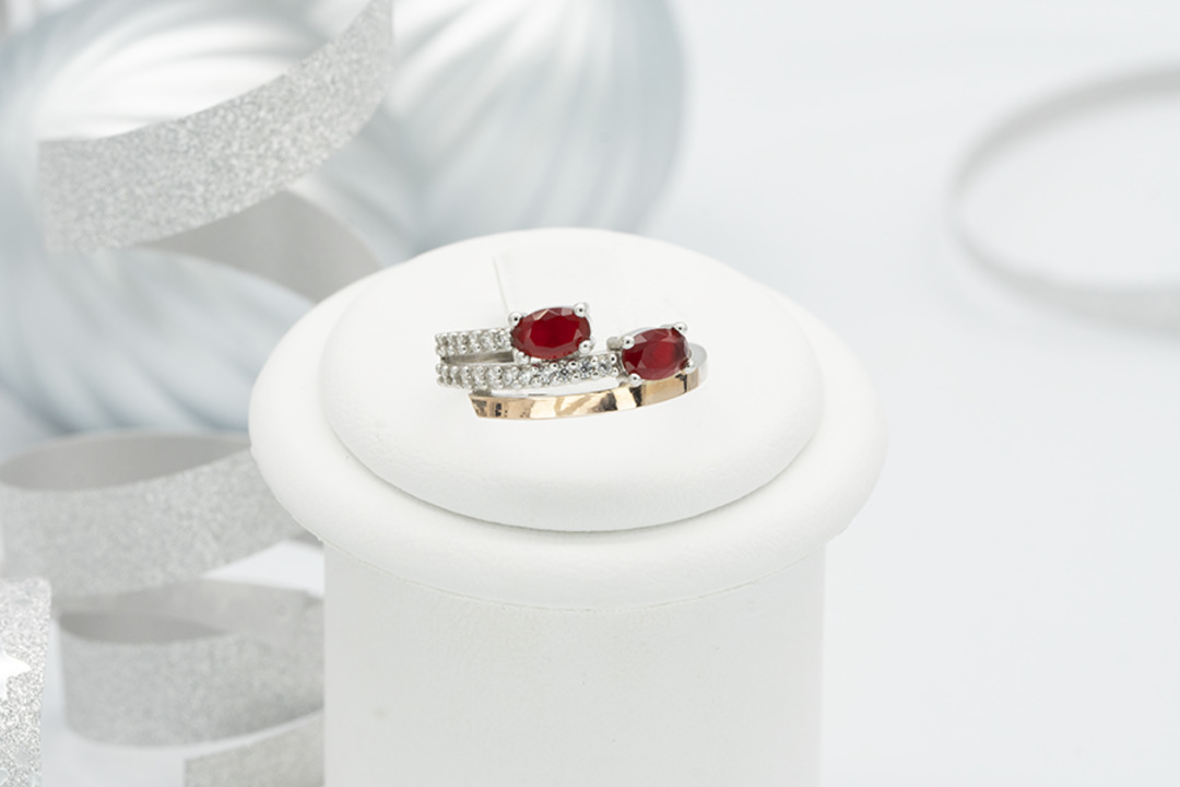 Серебряное кольцо с золотом, рубином и фианитами