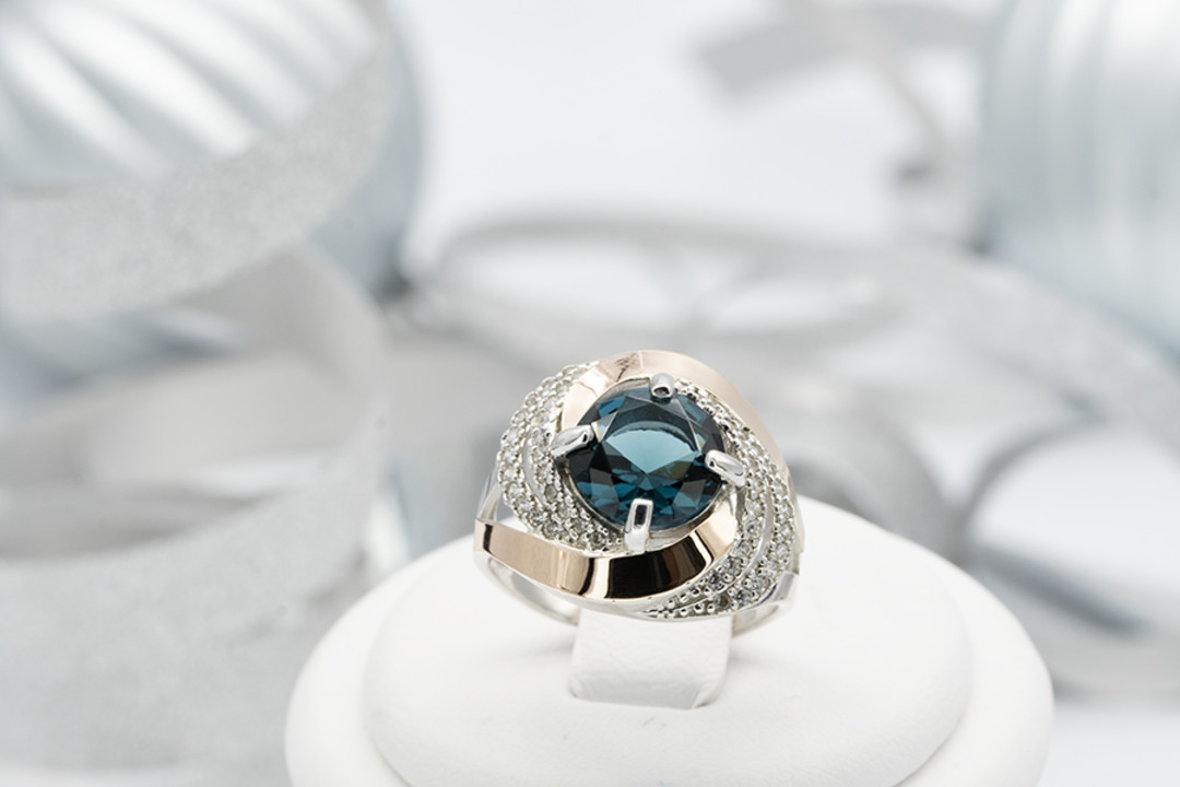 Серебряное кольцо с золотом топазом London blue и фианитами