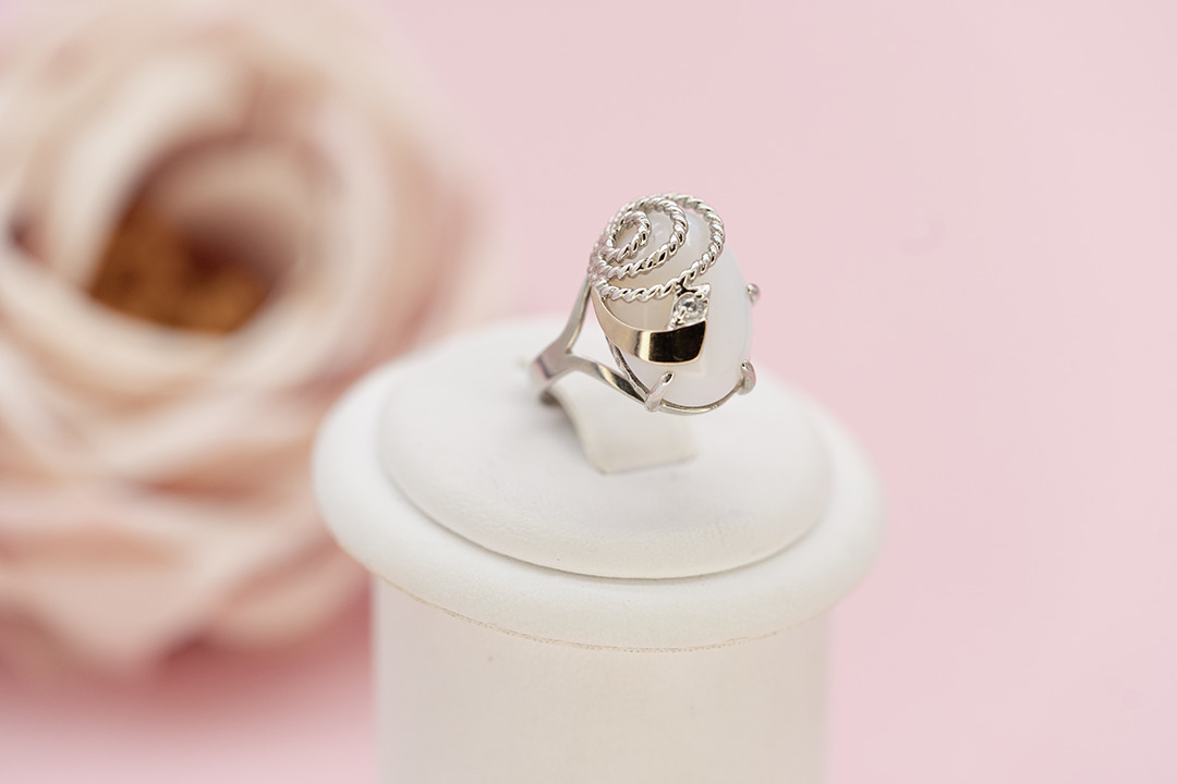 Серебряное кольцо с золотом, лунным камнем и фианитами