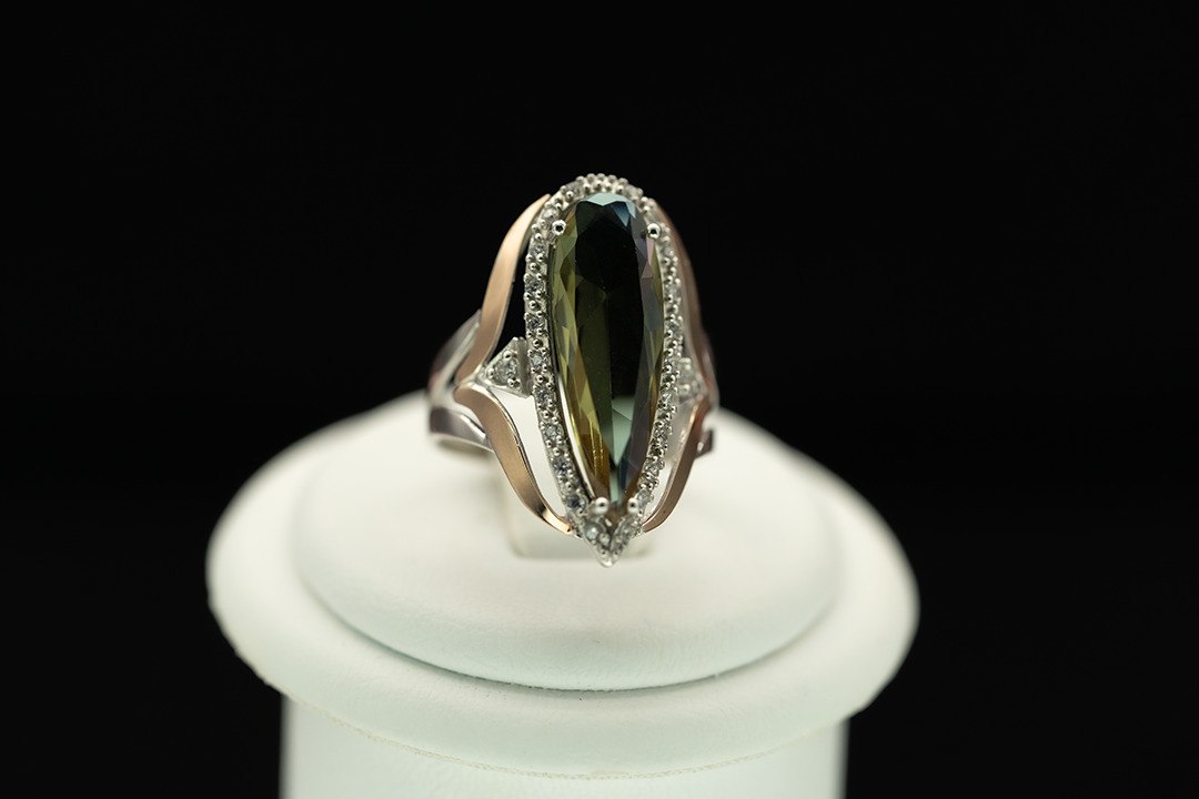Серебряное кольцо с золотом, султанитом, бриллианитами и фианитами