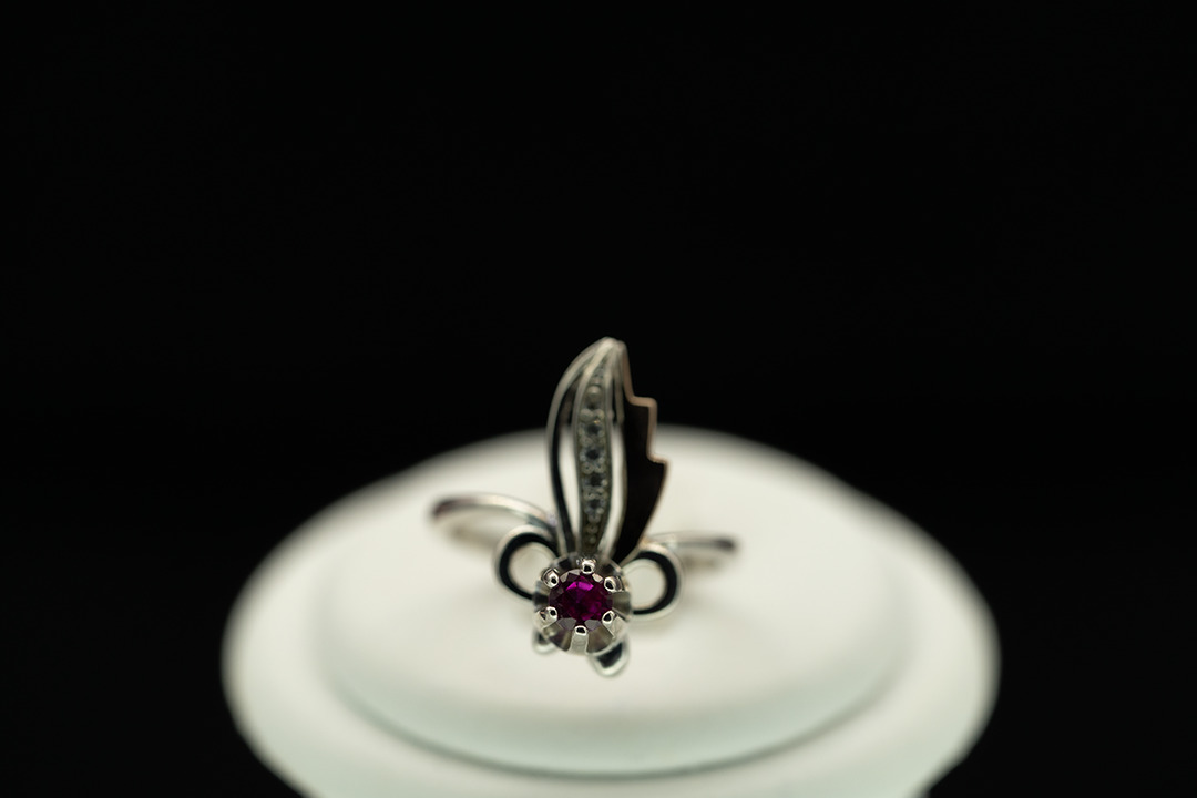 Серебряное кольцо с золотом, розовым сапфиром и фианитами