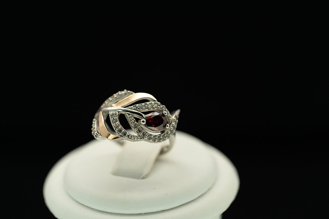 Серебряное кольцо с золотом, гранатом и фианитами