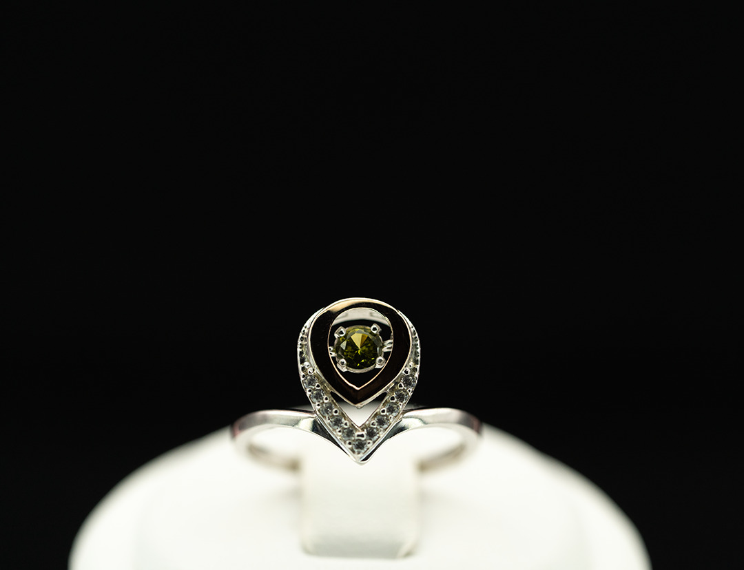 Серебряное кольцо с золотом, оливином и фианитами