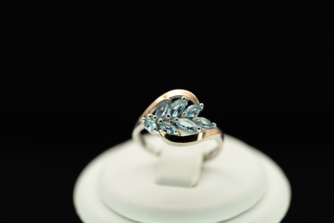 Серебряное кольцо с золотом и топазом Sky bluе