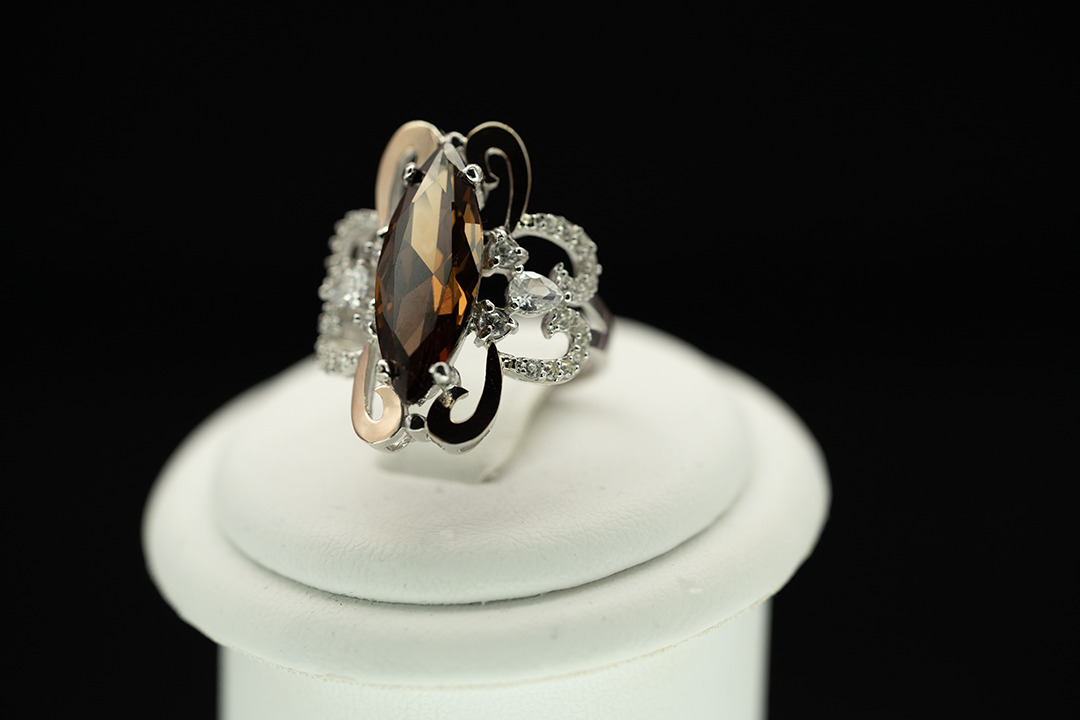 Серебряное кольцо с золотом, цинтрином Мадейра, бриллианитами и фианитами