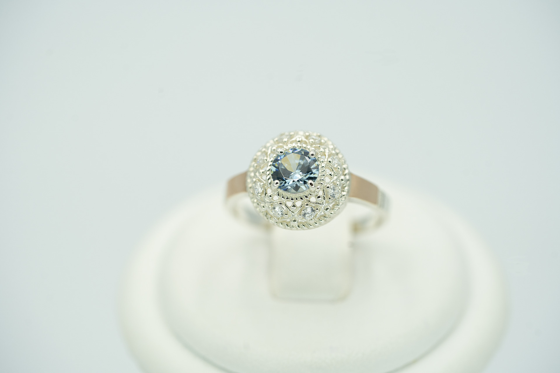 Серебряное кольцо с золотом, топазом London blu и фианитами