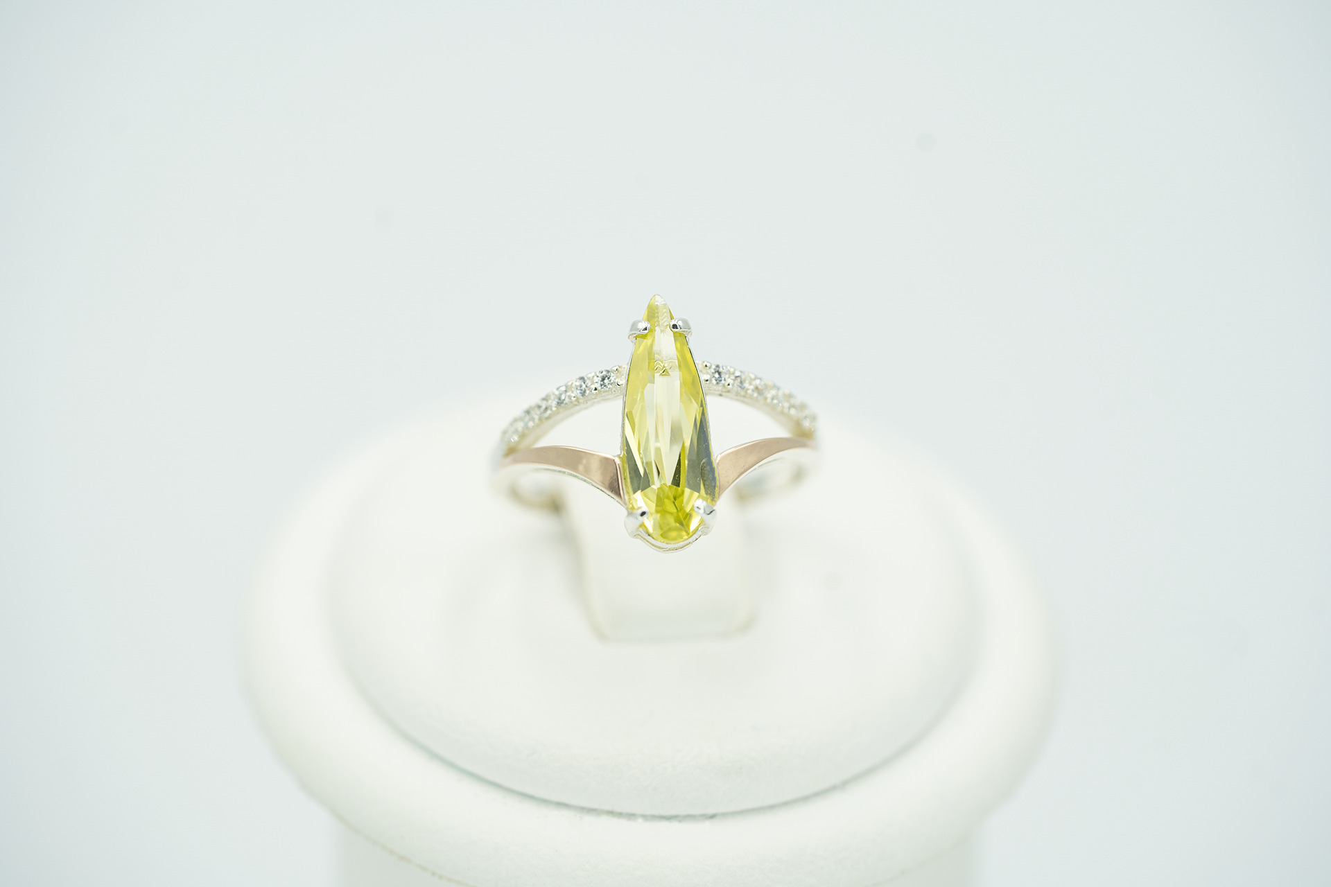 Серебряное кольцо с золотом и лимонный топаз