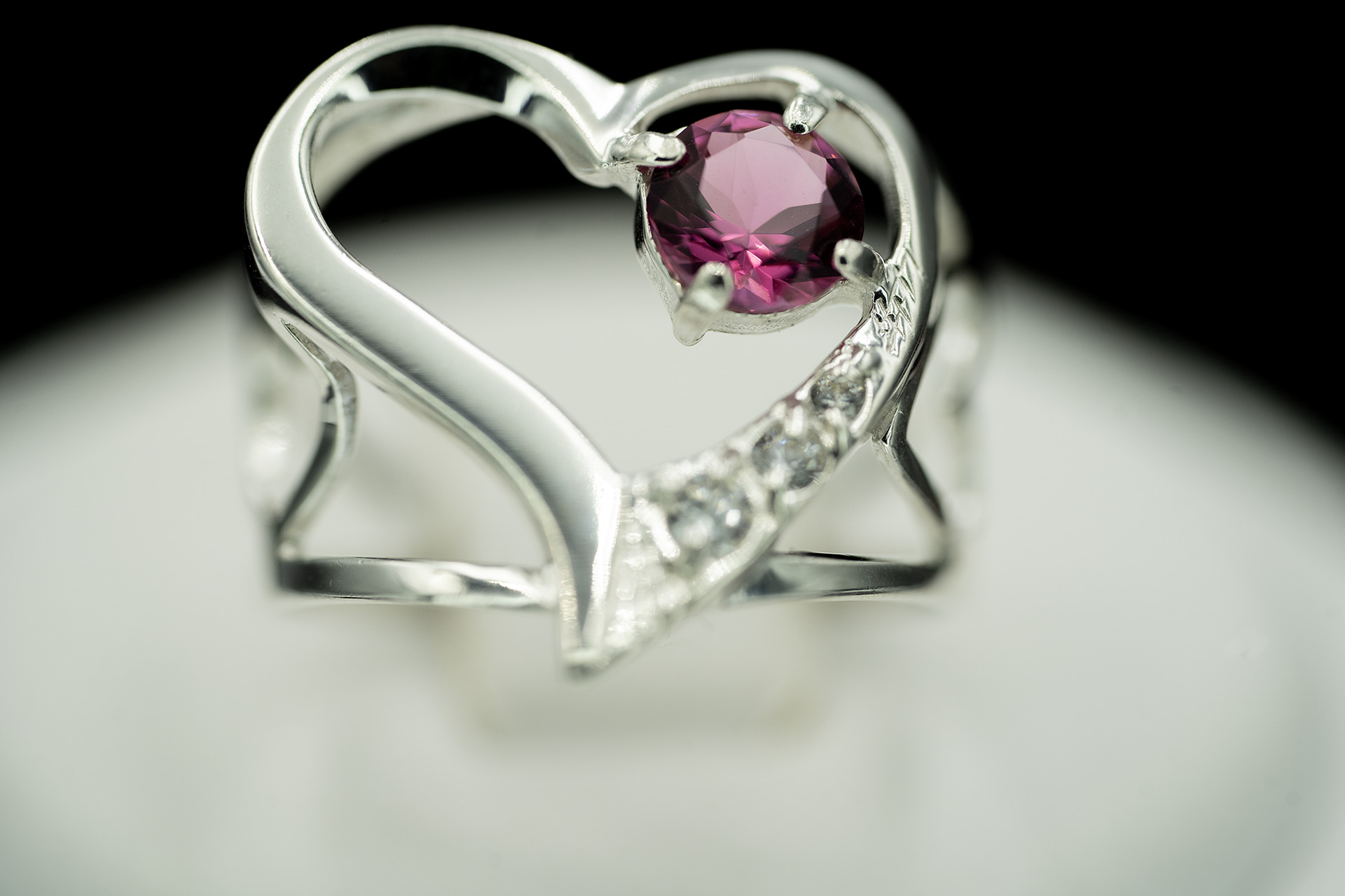 Серебряное кольцо с розовым сапфиром и фианитами