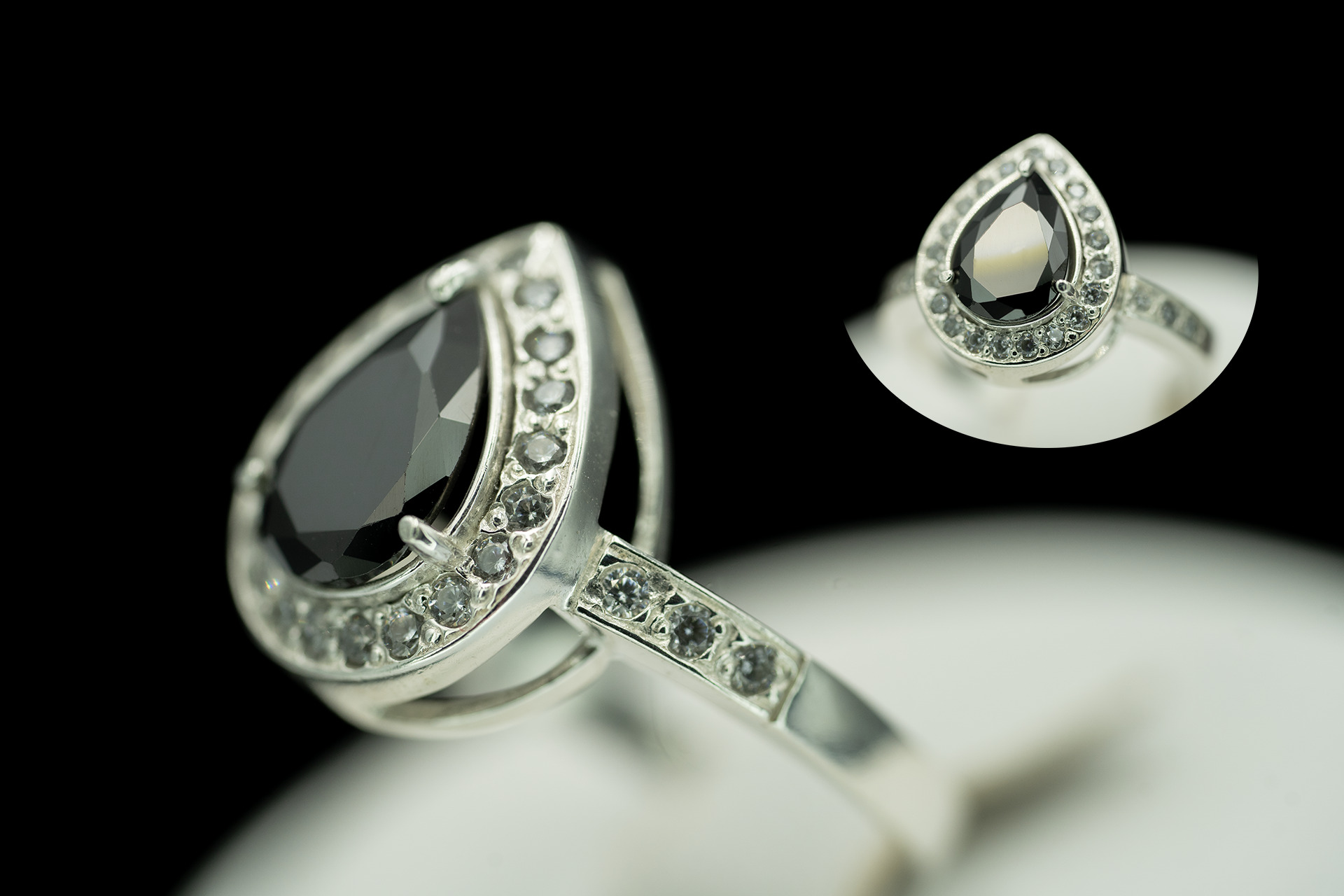Серебряное кольцо с черным бриллианитом и фианитами