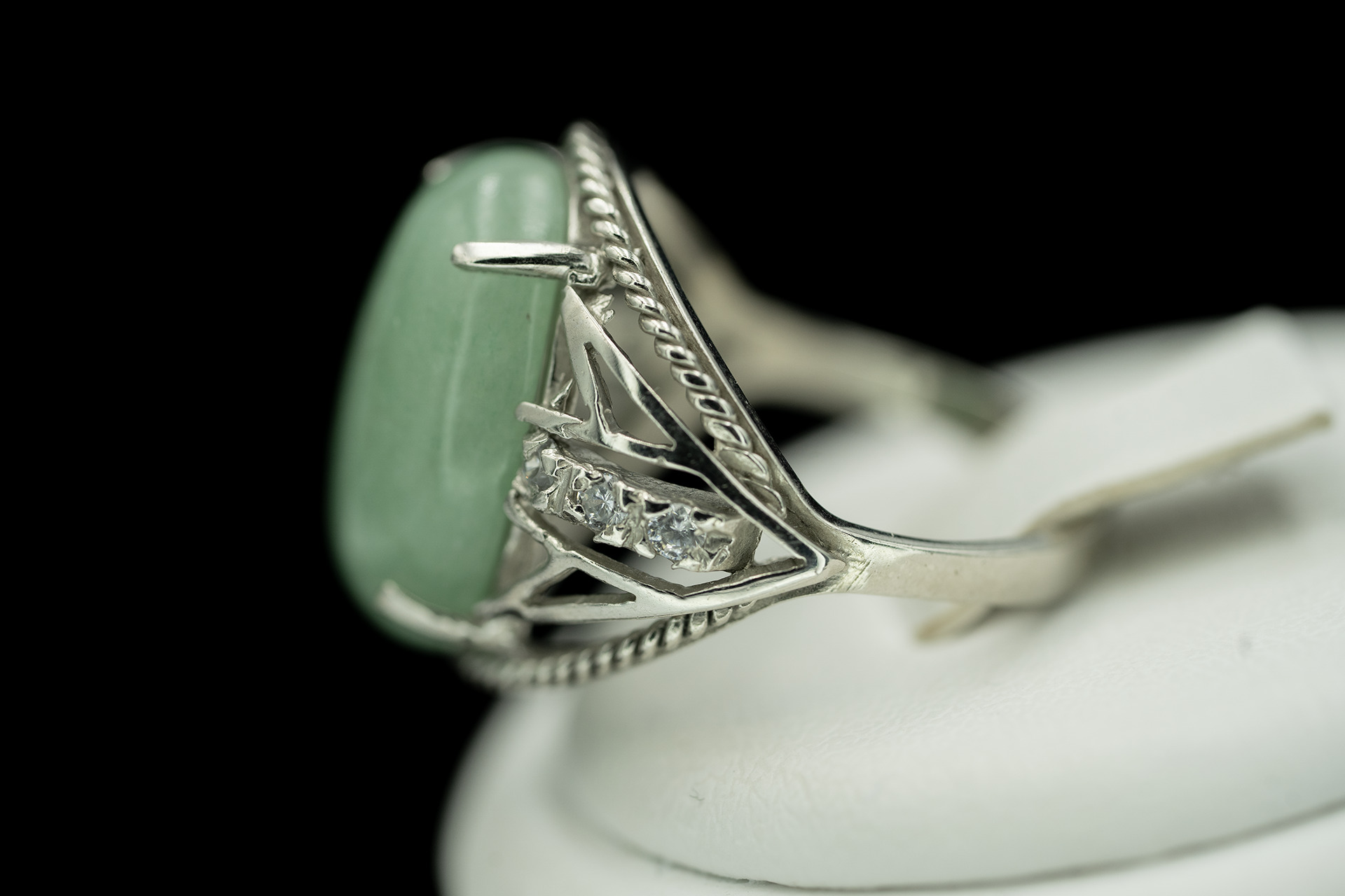 Серебряное кольцо с нефритом