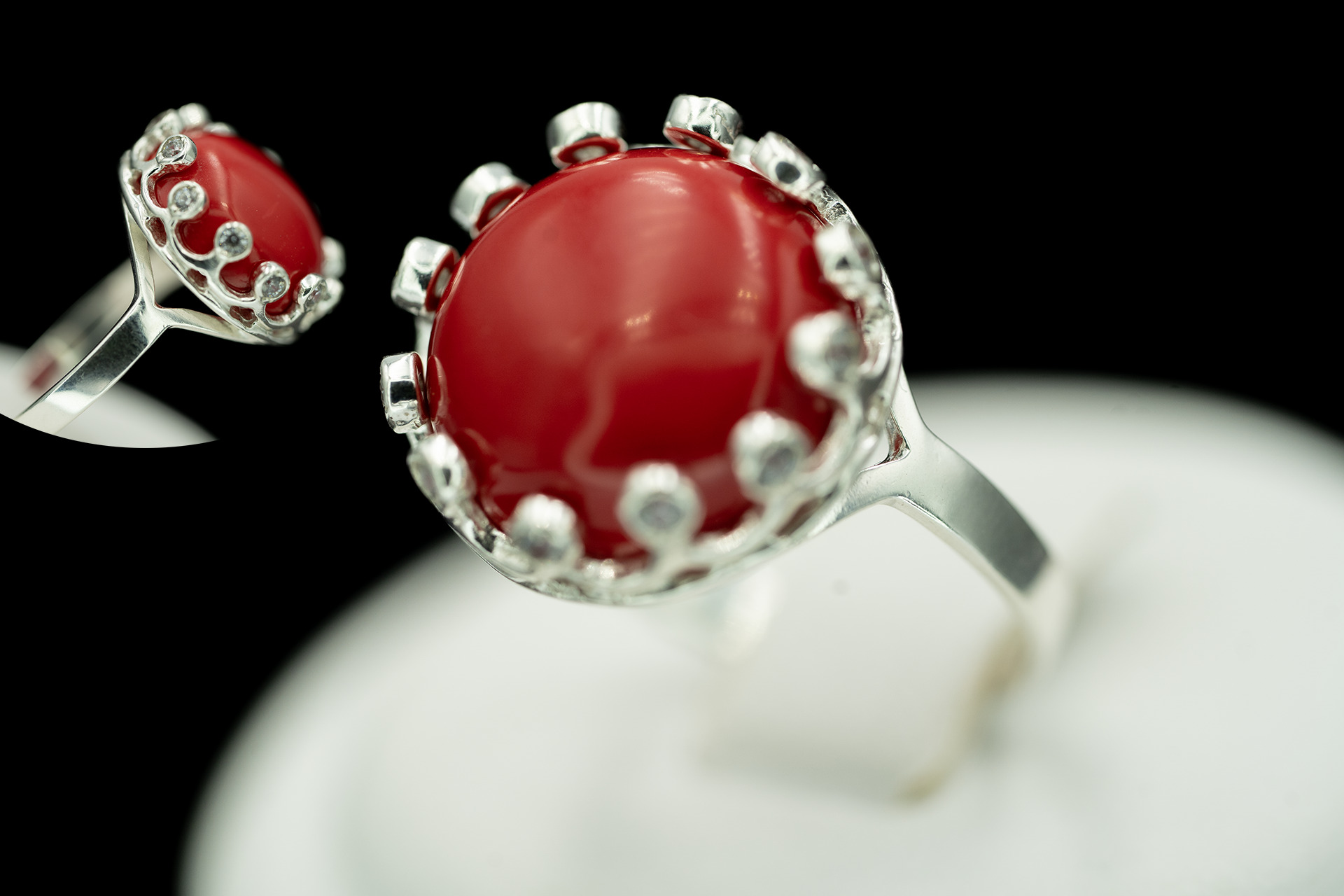 Серебряное кольцо с кораллом и фианитами