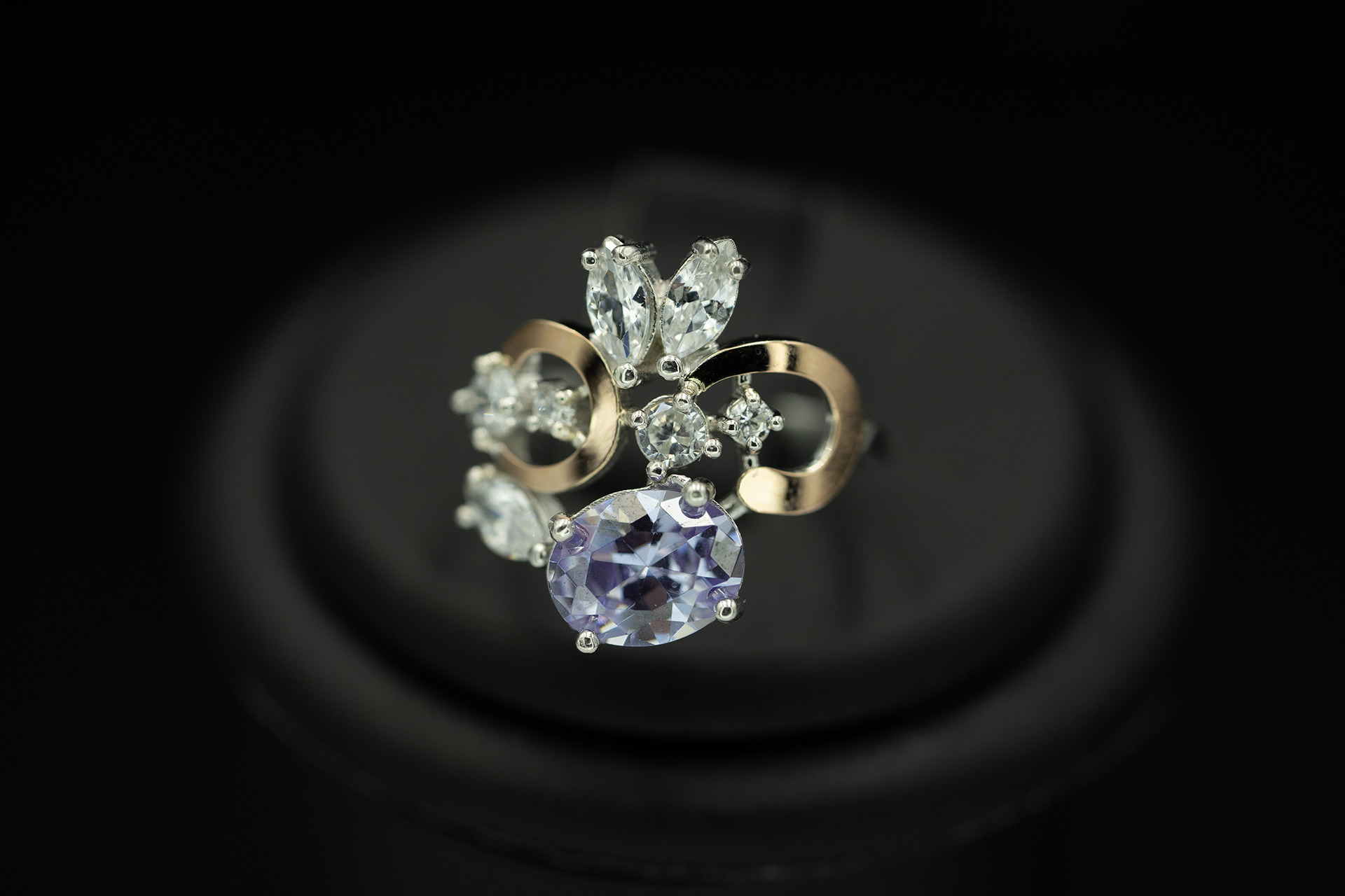 Серебряное кольцо с золотом, кунцитом, бриллианитами и фианитами