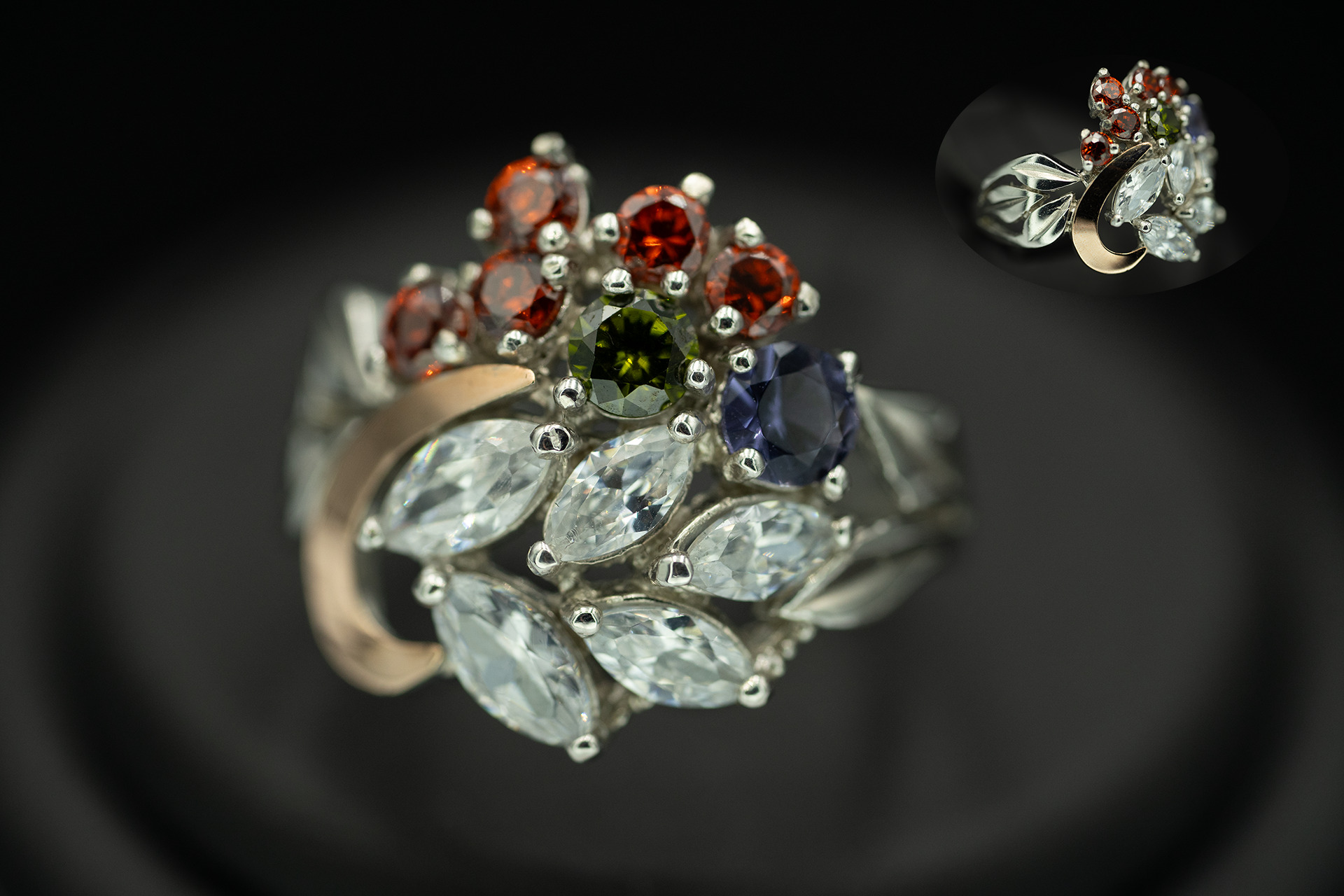 Серебряное кольцо с золотом, бриллианитами, аметистом, оливином и гранатами