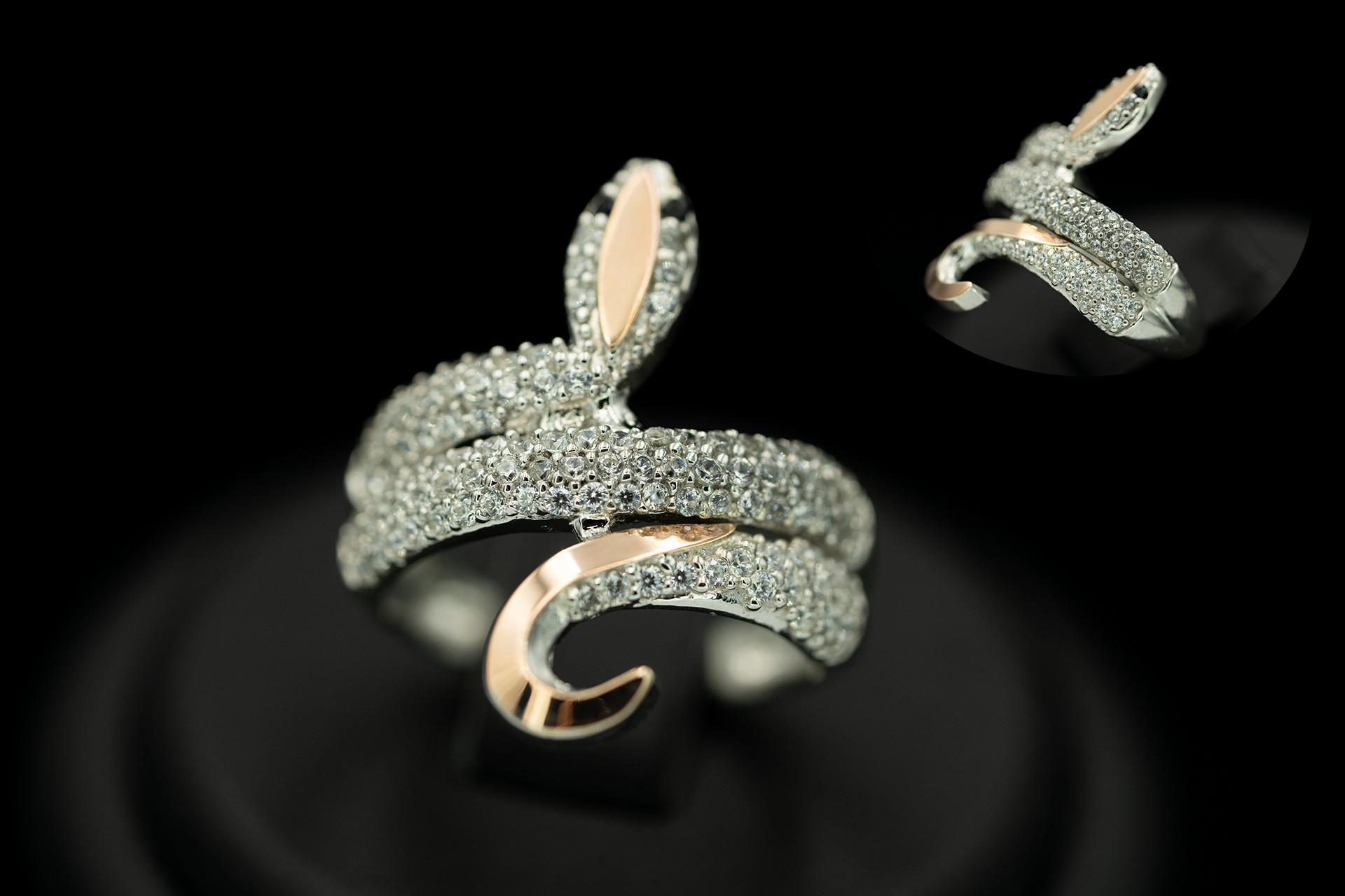 Серебряное кольцо с золотом, черными бриллианитами и фианитами