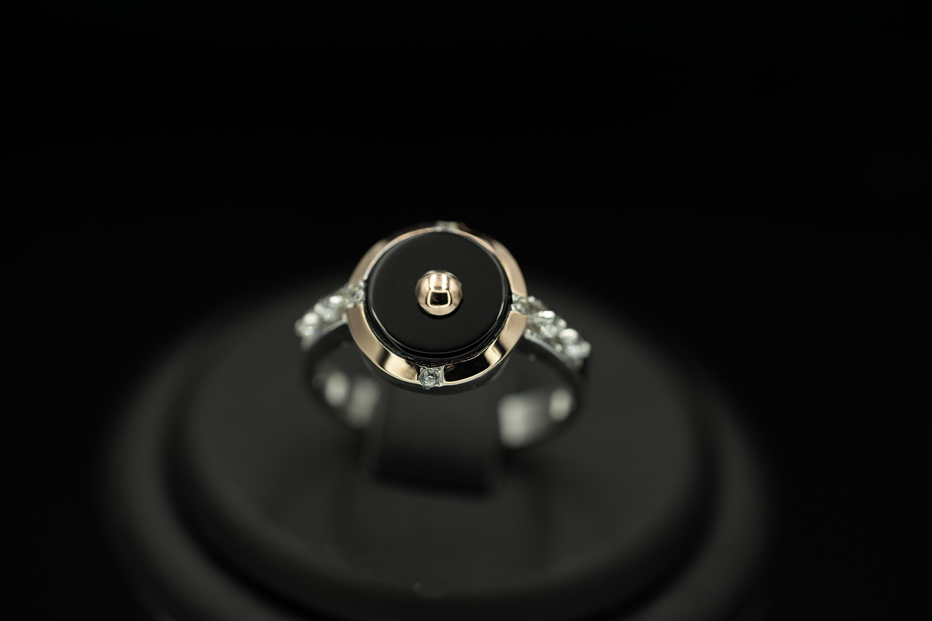Серебряное кольцо с золотом, ониксом и фианитами