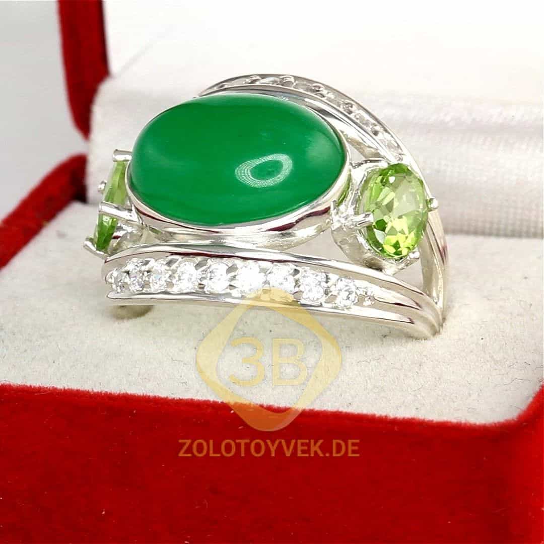 Серебряное кольцо с зеленым агатом, хризолитовым бриллианитом и фианитами, покрытие родий