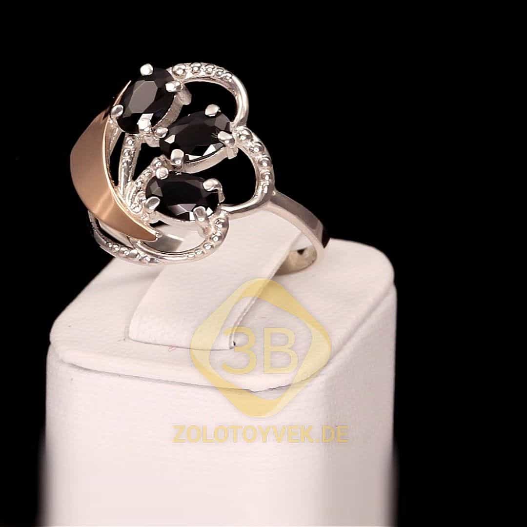 Серебряное кольцо со вставкой золота, черным бриллианитом и фианитами, покрытие родий