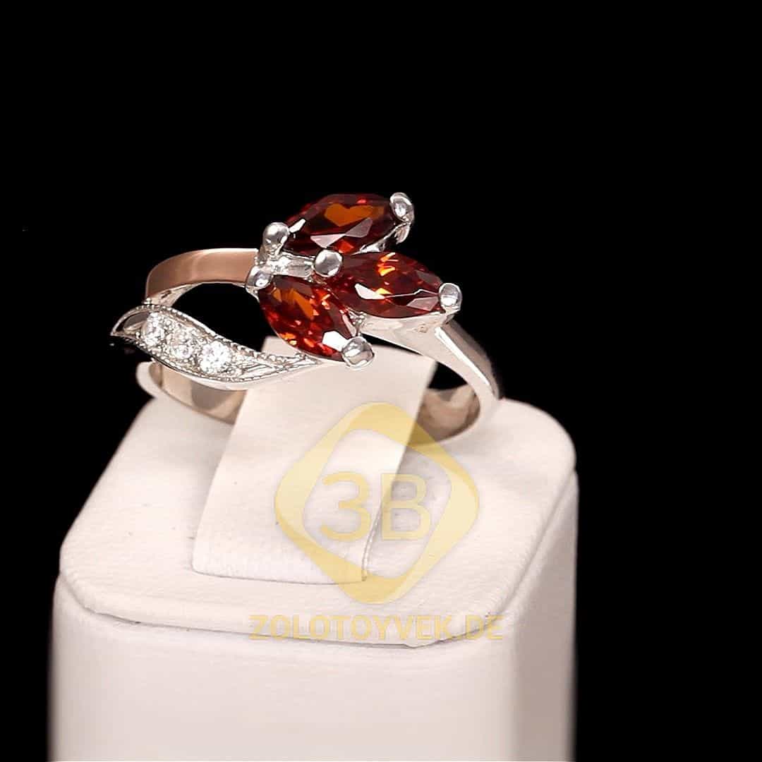 Серебряное кольцо со вставками золота, гранатовым бриллианитом и фианитами, покрытие родий